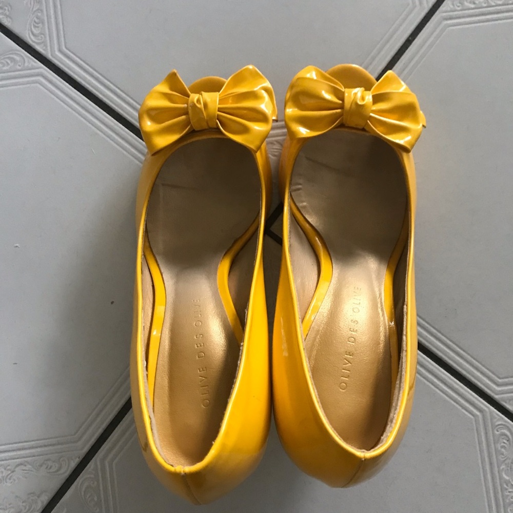 Olive des Olive brand. Yellow peep toe slip ons